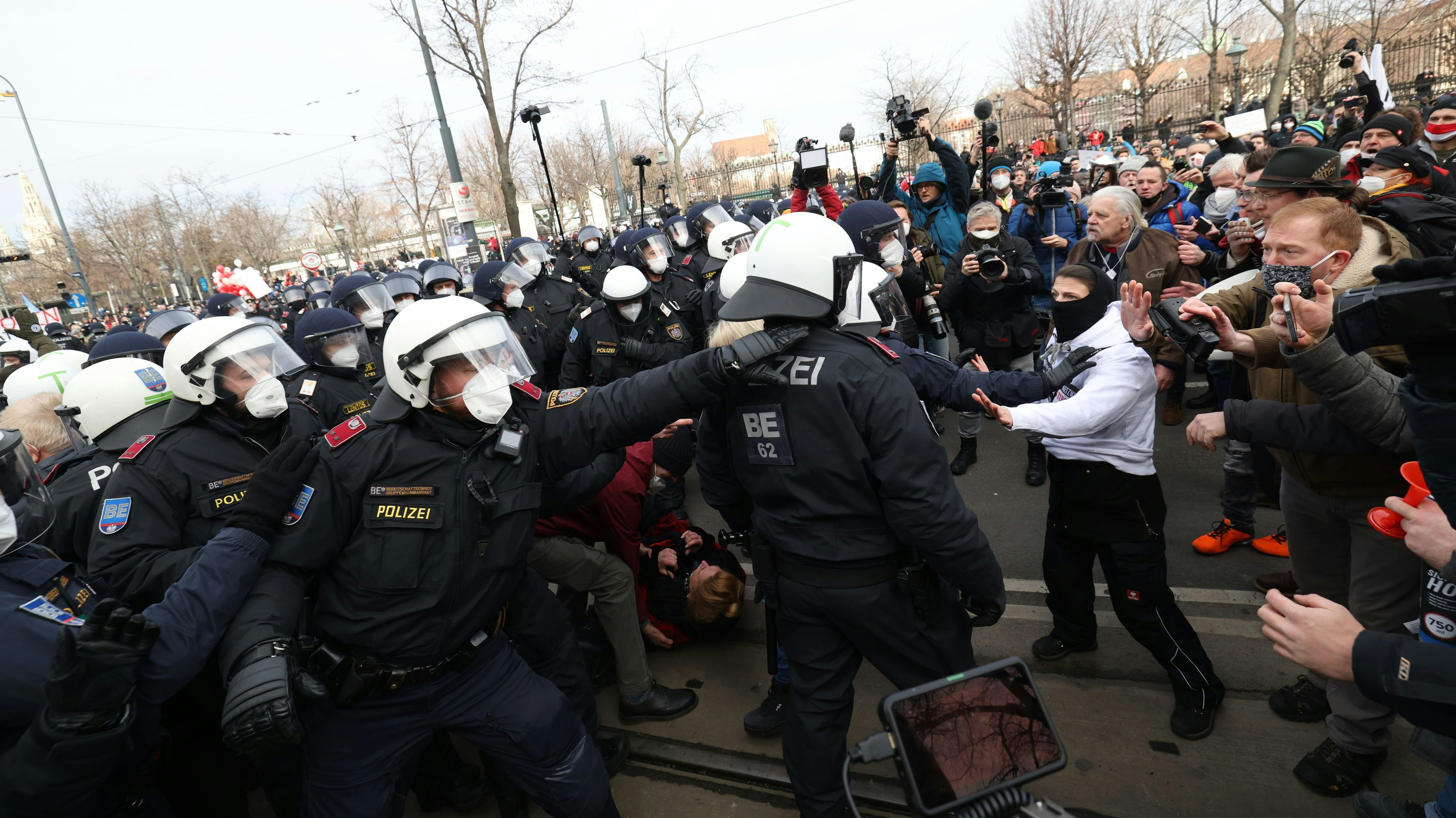 Erste Ausschreitungen bei der Corona-Demo