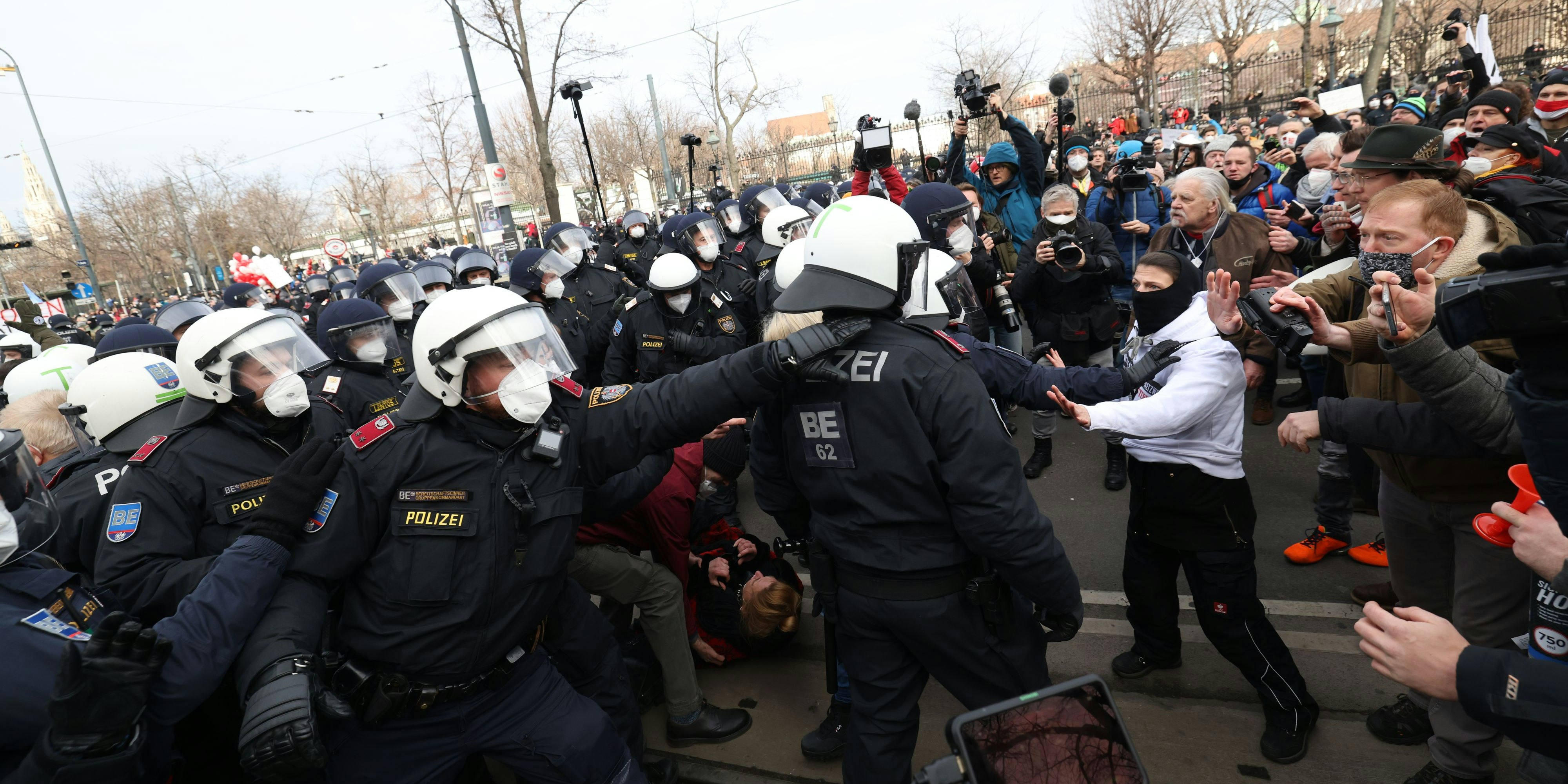 Erste Ausschreitungen bei der Corona-Demo