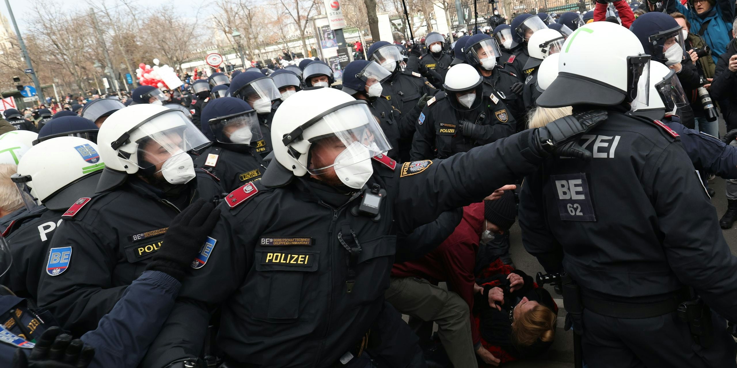 Erste Ausschreitungen bei der Corona-Demo