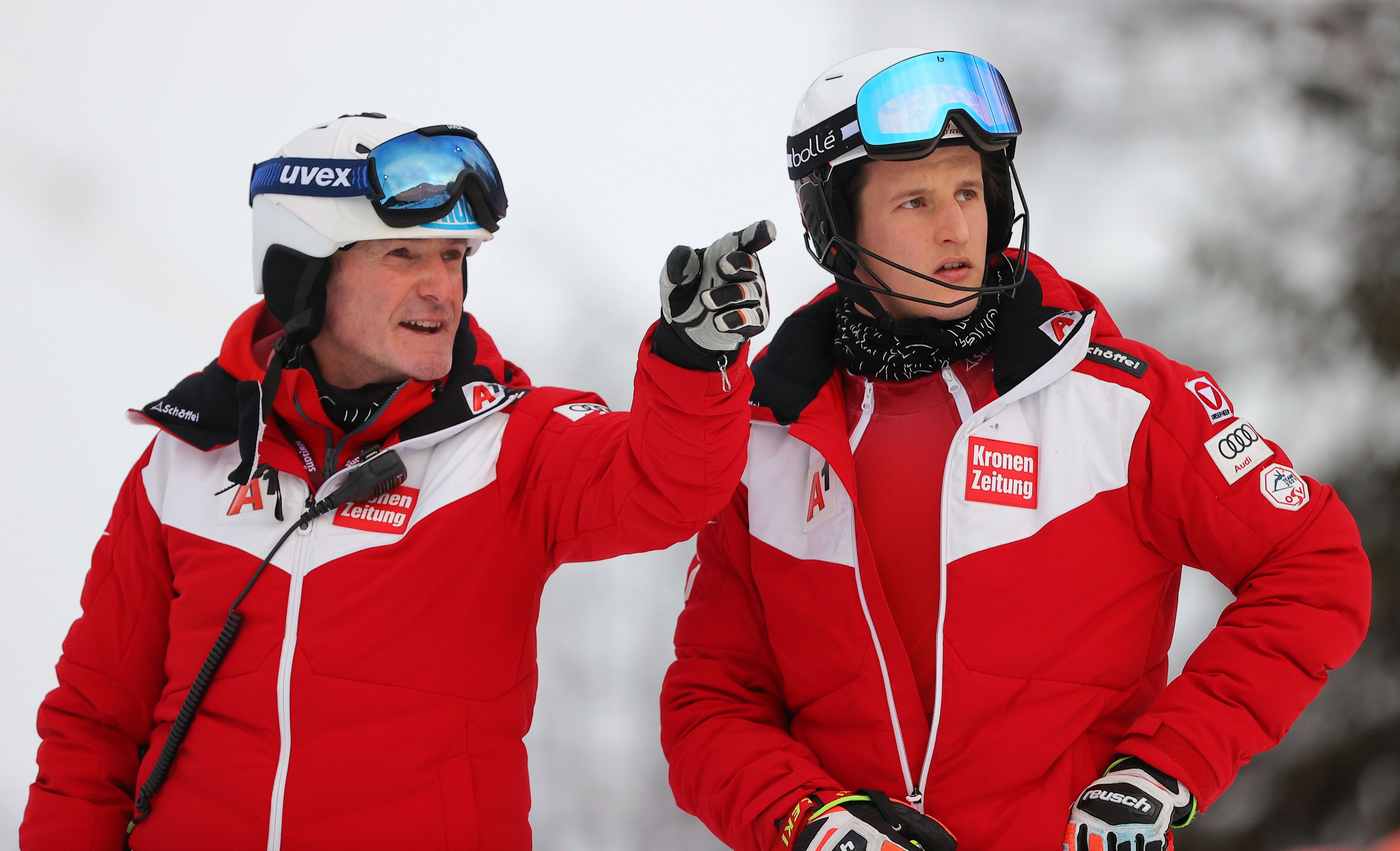 Cheftrainer Puelacher (l.) zeigt Pertl den Weg nach Cortina. 