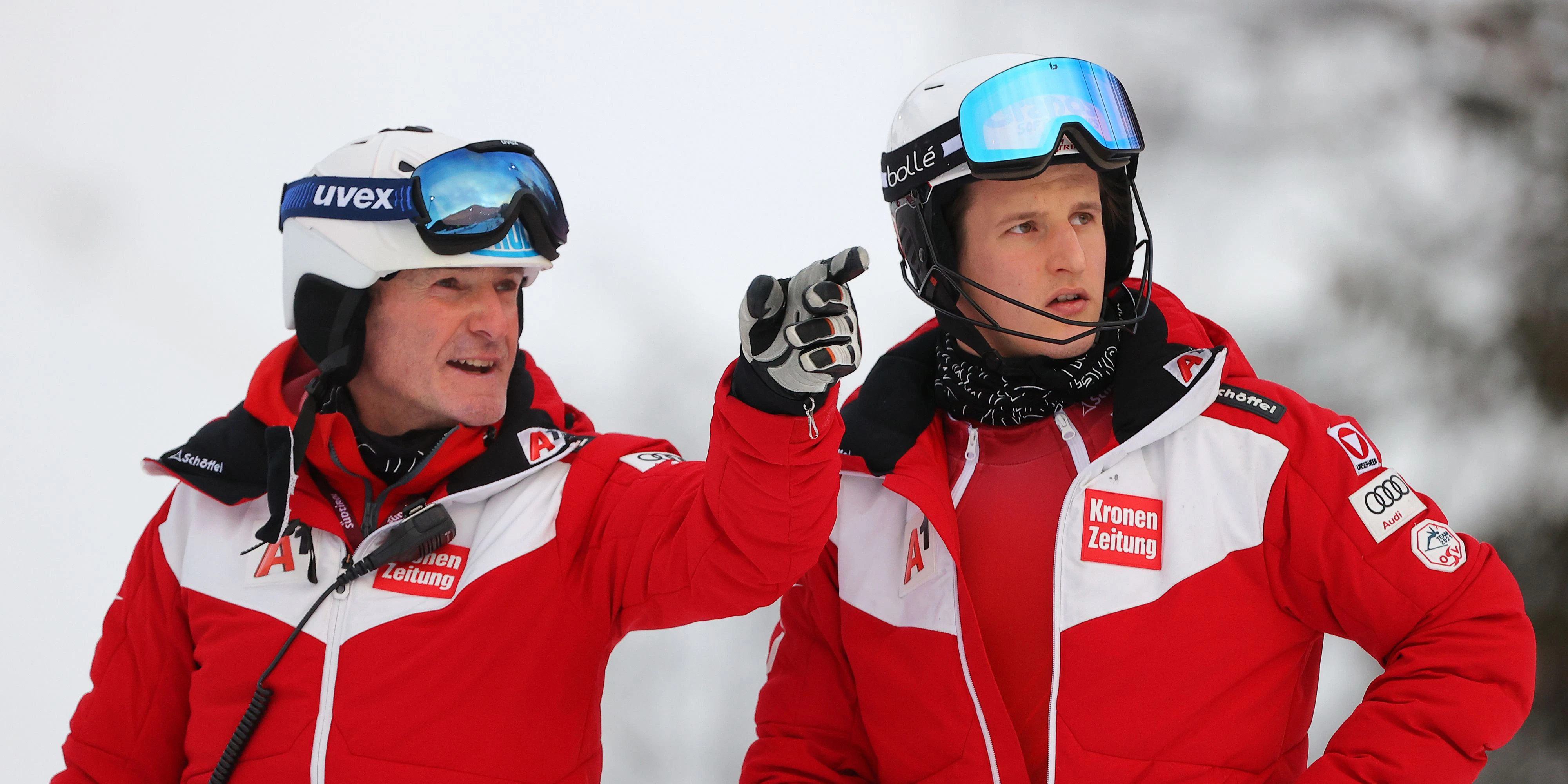 Cheftrainer Puelacher (l.) zeigt Pertl den Weg nach Cortina. 