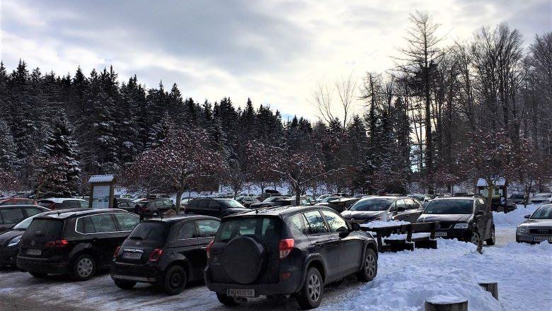 Die Parkplätze bei der Hohen Wand sind ausgelastet.