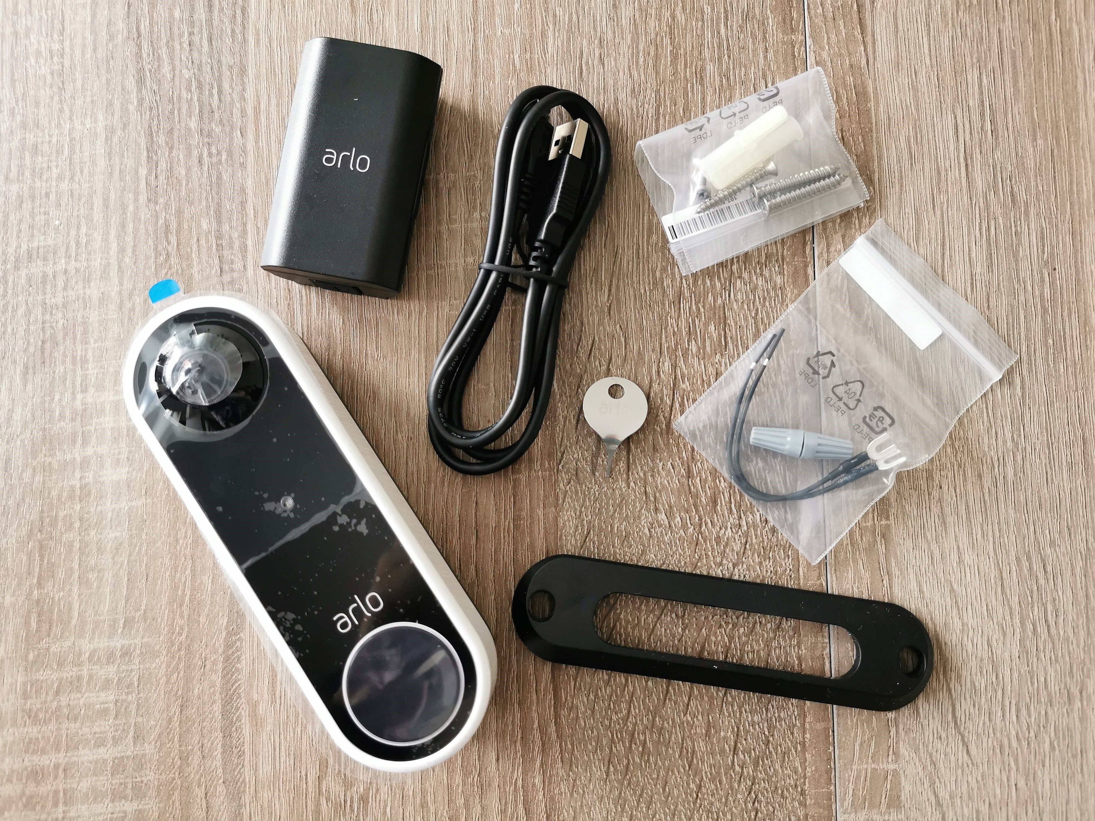 Das alles und eine Kurzanleitung findet sich in der Packung der Arlo-Klingel.