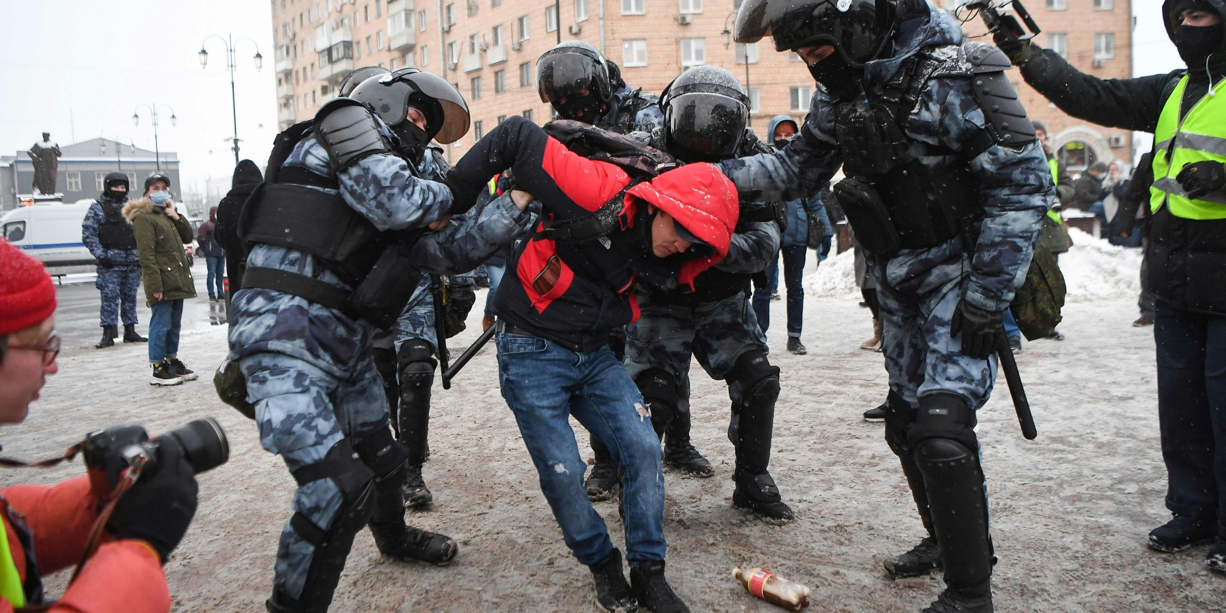 Ein Mann wird in St. Petersburg verhaftet.