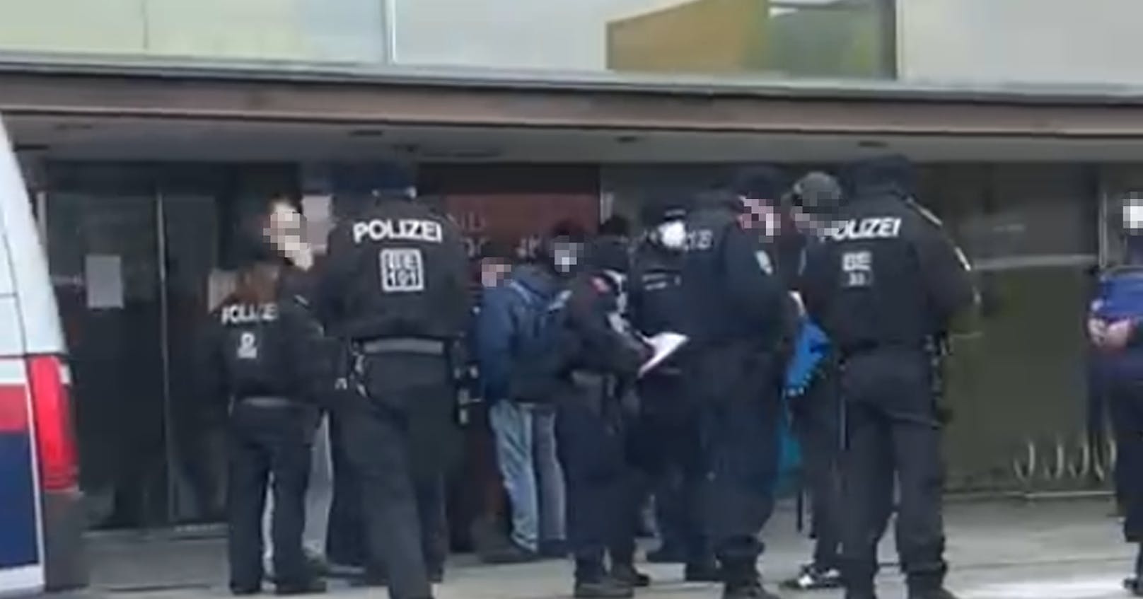 Am Sonntag hielt die Wiener Polizei zwei Reisebusse voller Menschen auf