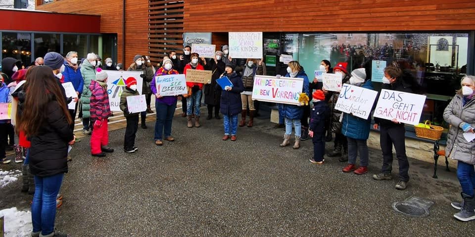 Vor dem Rathaus fand die Demo statt.