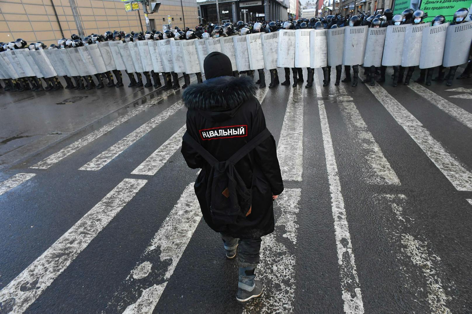 Auf der Jacke des Demonstranten steht "Nawalny".&nbsp;