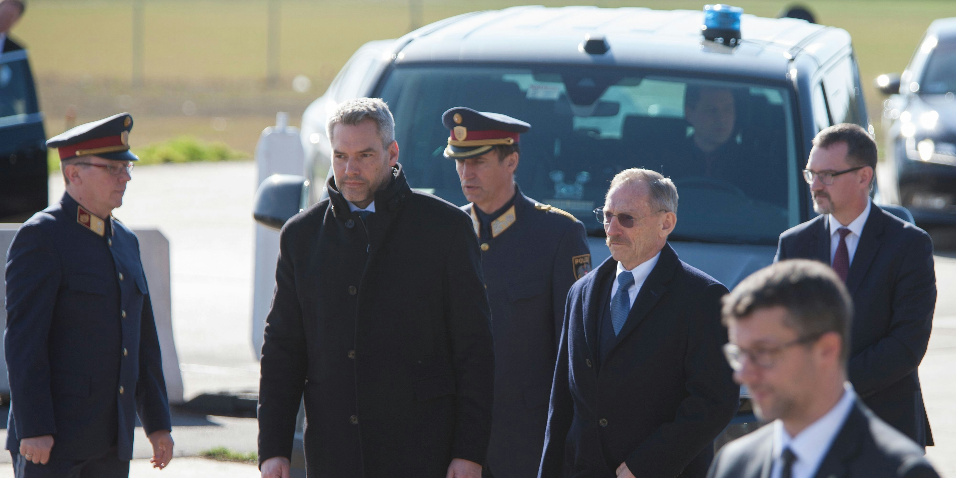 Österreichischer Innenminister Karl Nehammer ( ÖVP) (L) und ungarischer Vicekanzler und Innenminster Sandor Pinter (P) während eines Arbeitsgespräch im Polizeikooperationszentrum an der Grenze zwischen Österreich und Ungarn im Nickelsdor, Burgenland am 02. März 2020.