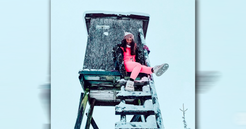 Sarah posiert auf einem Hochsitz. Ihren Fans gefällt das gar nicht.