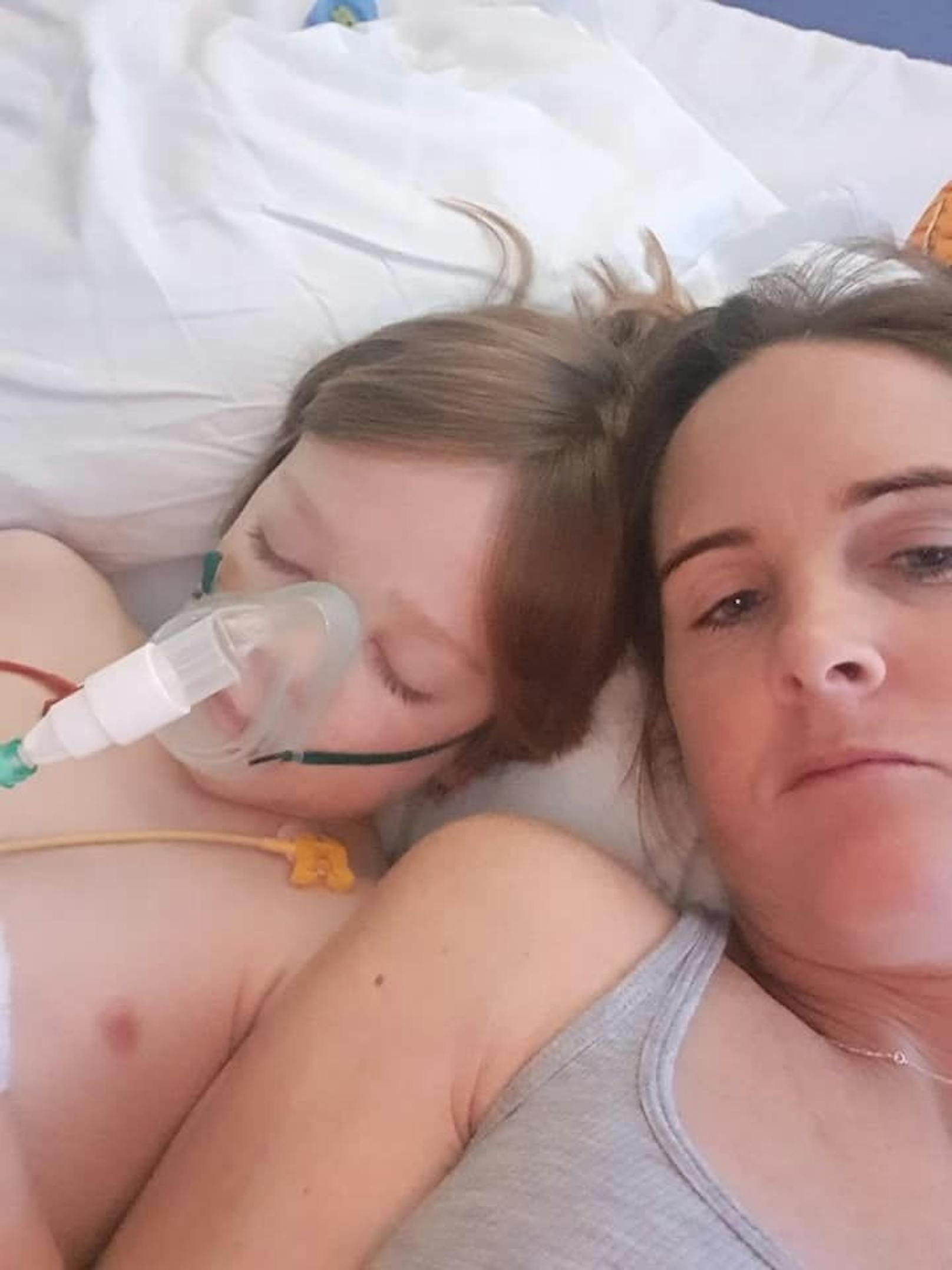 Der sechsjährige Logan Walsh aus Großbritannien hatte eine Corona-Infektion ohne Symptome überstanden. Sechs Wochen später landete er auf der Intensivstation. Seine Mutter, Jessica Walsh, möchte jetzt andere Mütter warnen.