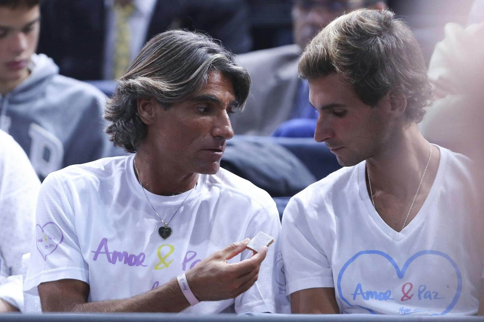 Pepe Imaz (l.) in seiner Zeit als Betreuer von Novak Djokovic: Er trägt eine Herzkette. Djokovic erlebt unter ihm sportlich die schlechteste Zeit seiner erfolgreichen Karriere.&nbsp;