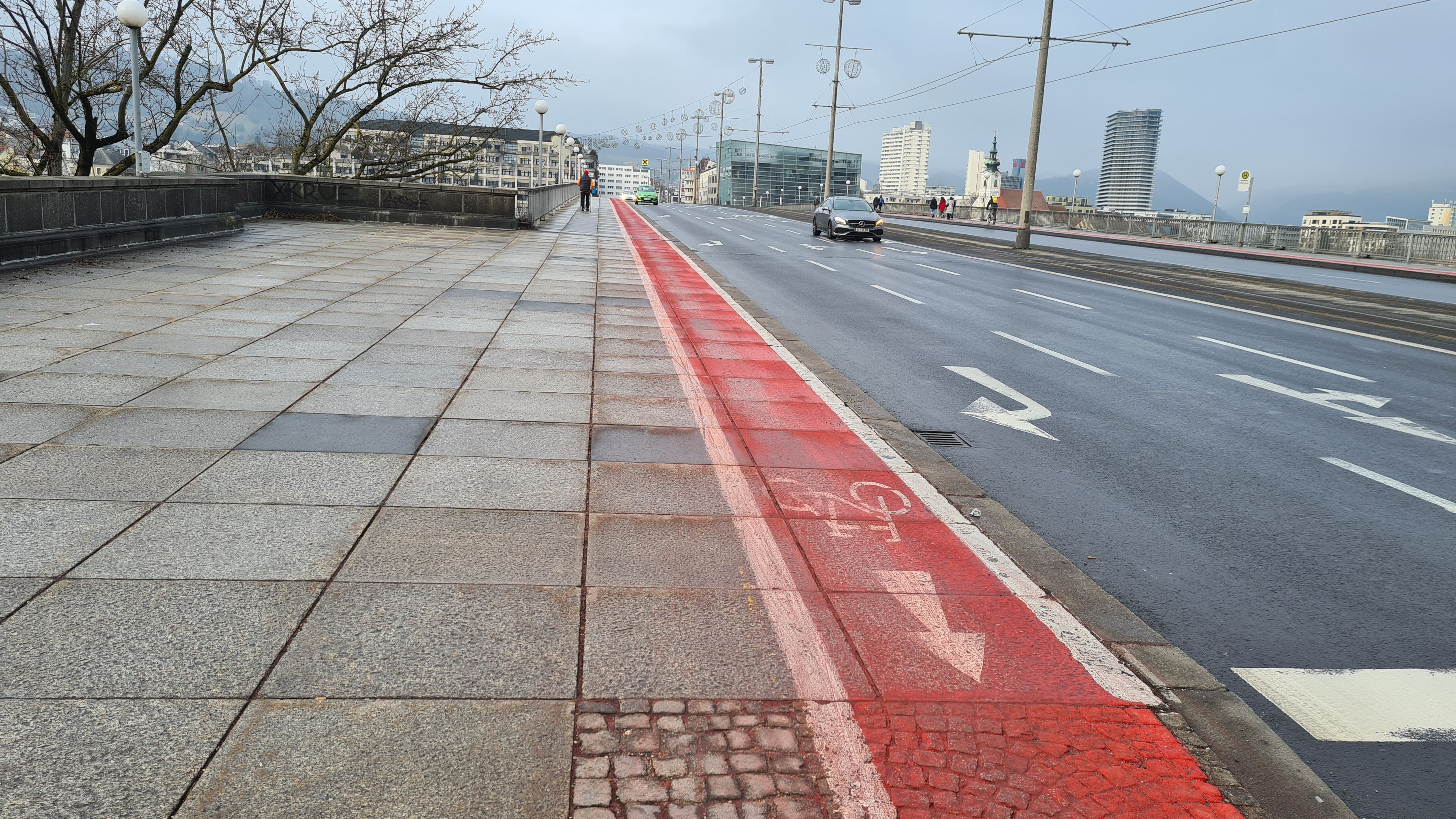 Weil der Granit der Fahrbahn die Farbe nicht gut aufnimmt, löst sie sich im Winter durch das Streusalz ab.