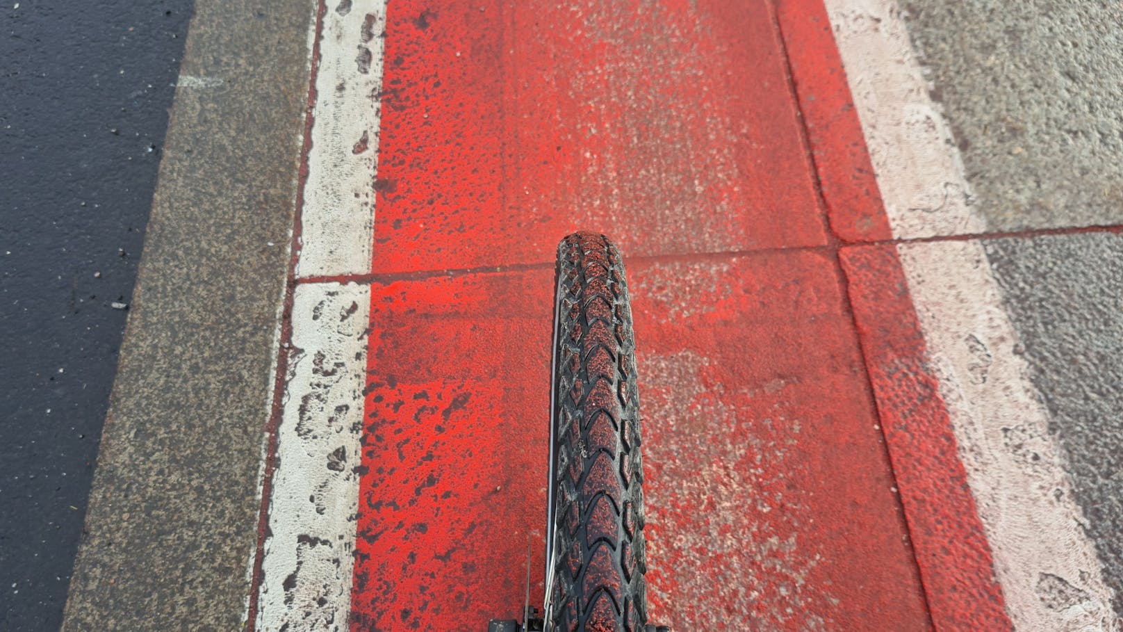 Weil der Granit der Fahrbahn die Farbe nicht gut aufnimmt, löst sie sich im Winter durch das Streusalz ab.