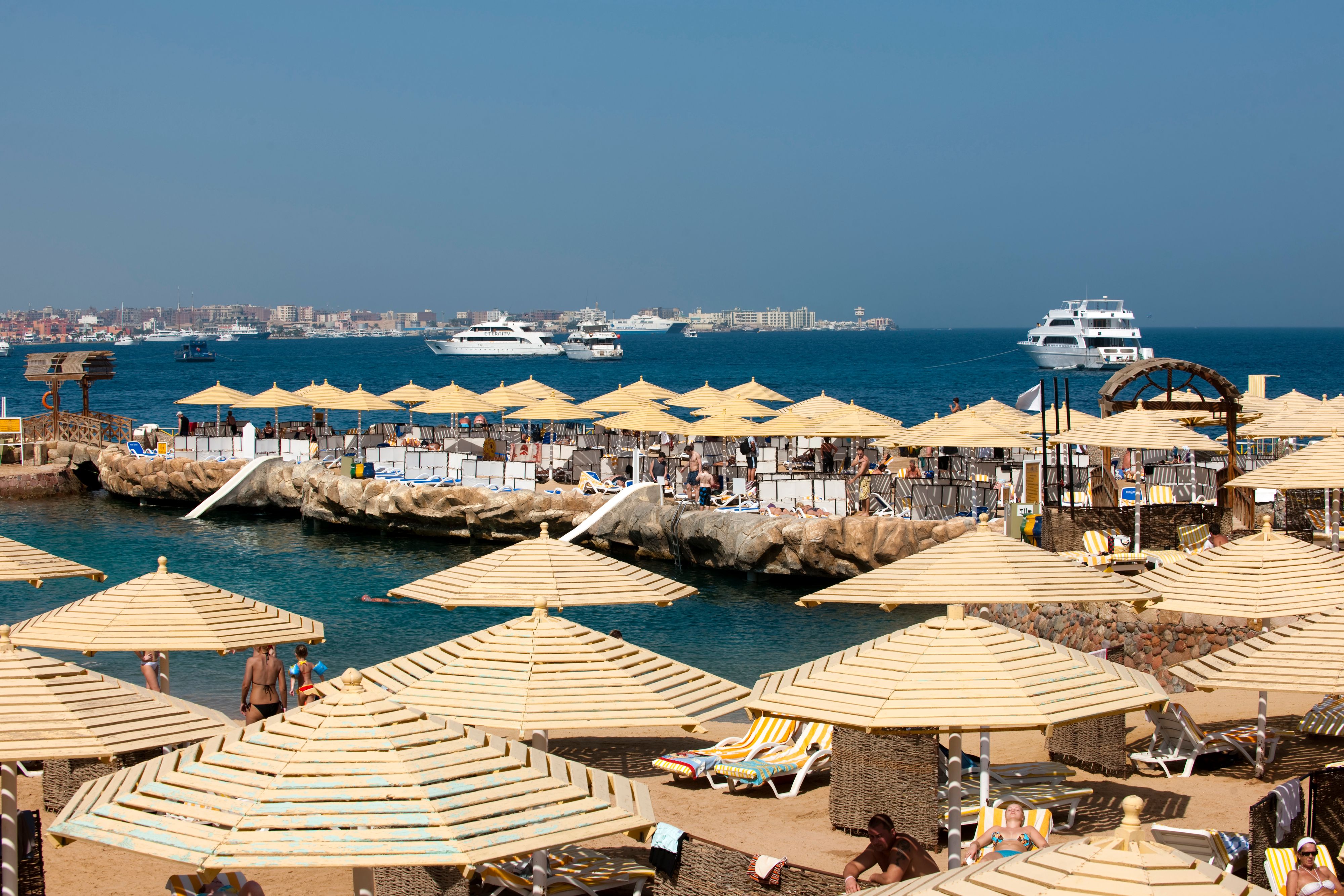 Touristen genießen ihren Urlaub in Ägypten