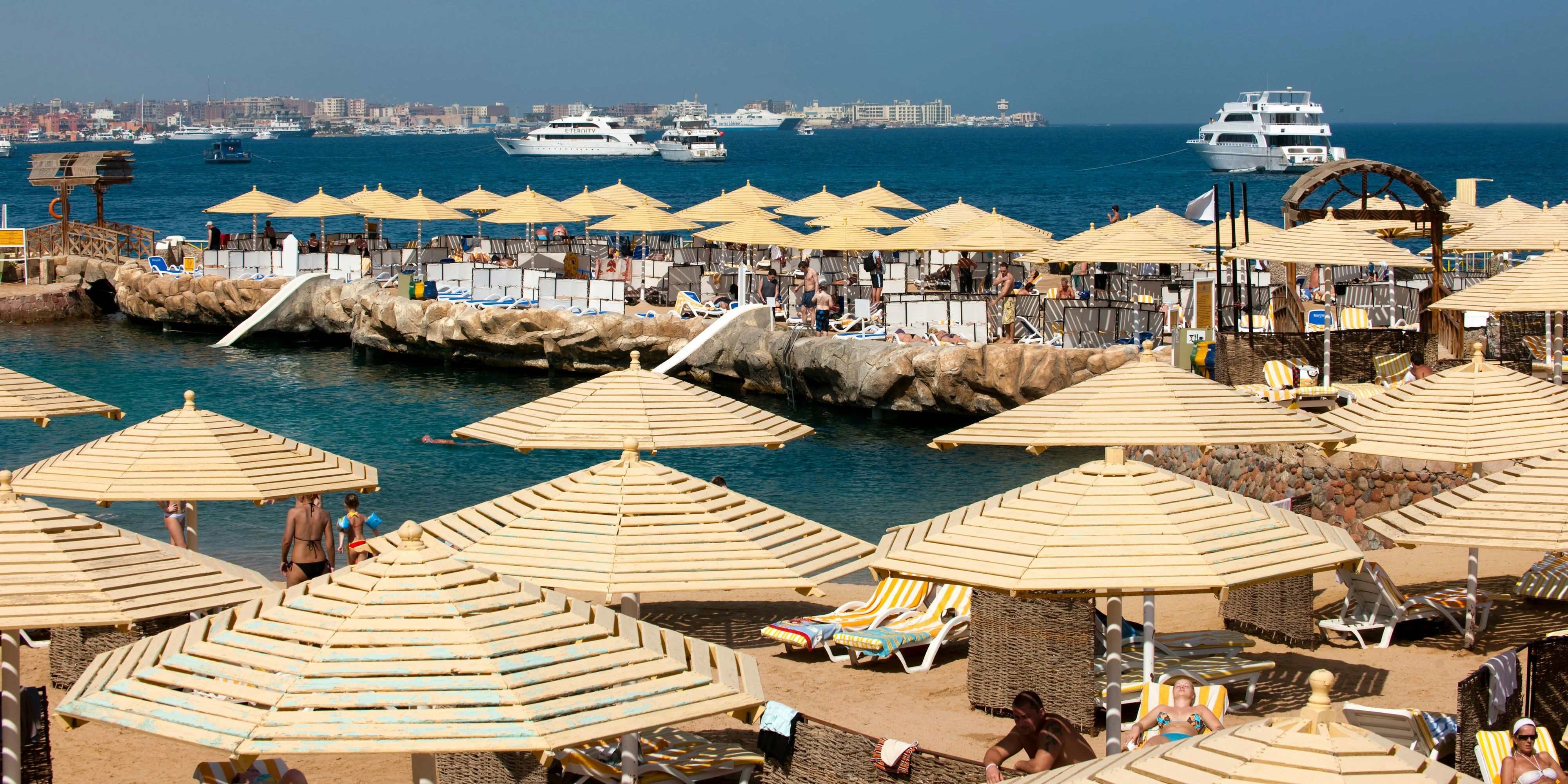 Touristen genießen ihren Urlaub in Ägypten