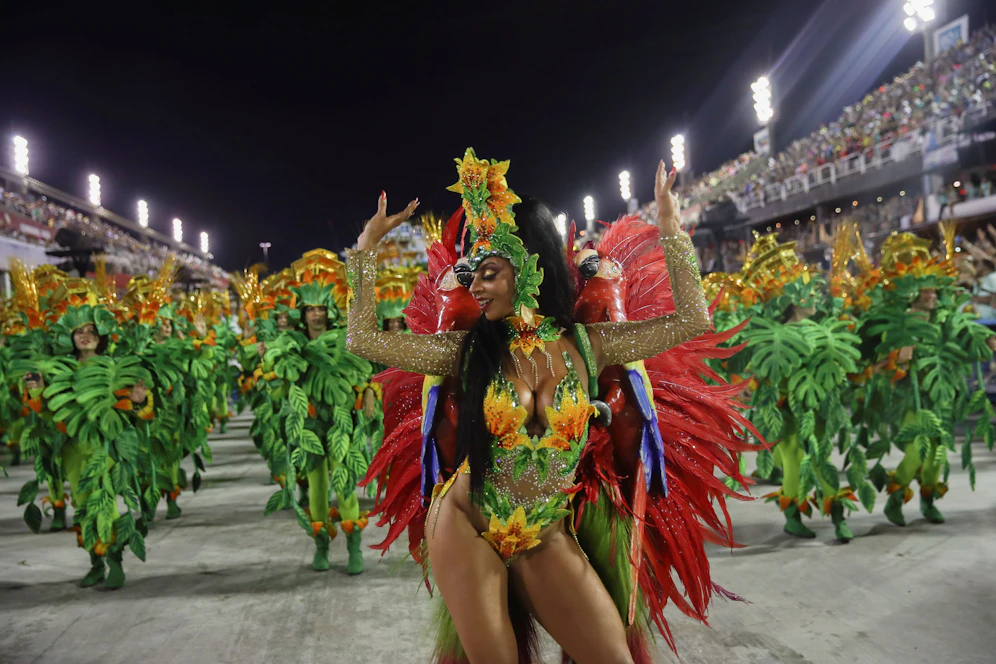 Schon vor Monaten wurde das bunte Spektakel, das jährlich Millionen Touristen nach Rio de Janeiro lockt, auf unbestimmte Zeit verschoben - doch der Verband sieht Licht am Ende des Tunnels.