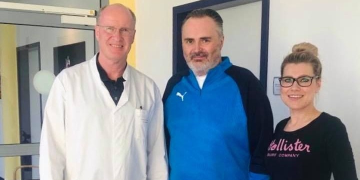 Hans Peter Doskozil mit seinem behandelnden Arzt Andreas Dietz und seiner Verlobten Julia