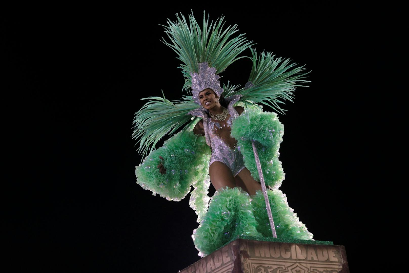 Der Karneval in Rio de Janeiro beginnt normalerweise am Freitag vor Aschermittwoch und ist eine der Hauptattraktionen der Stadt. Die vielfarbige Parade der Sambaschulen gehört zu den größten Festen der Welt.