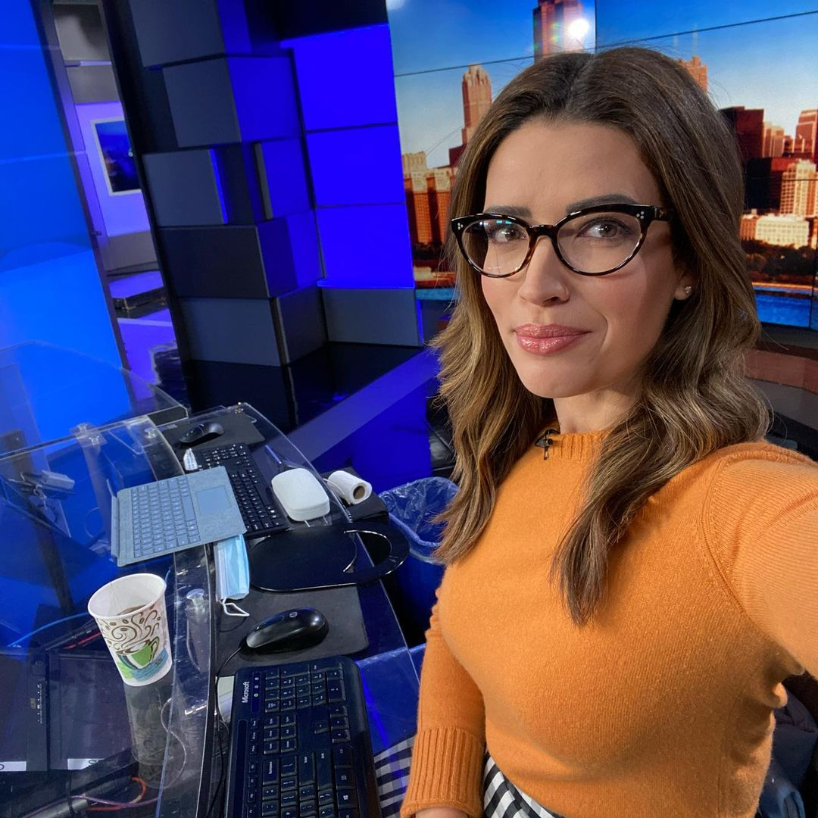 Die US-Moderatorin Tanja Babich trägt eine Brille, um ihre Tochter von ihren Ängsten zu befreien. 