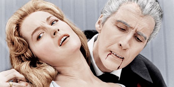 Die "Queen of Hammer" Barbara Shelley mit Christopher Lee am Set von "Blut für Dracula" (1966)
