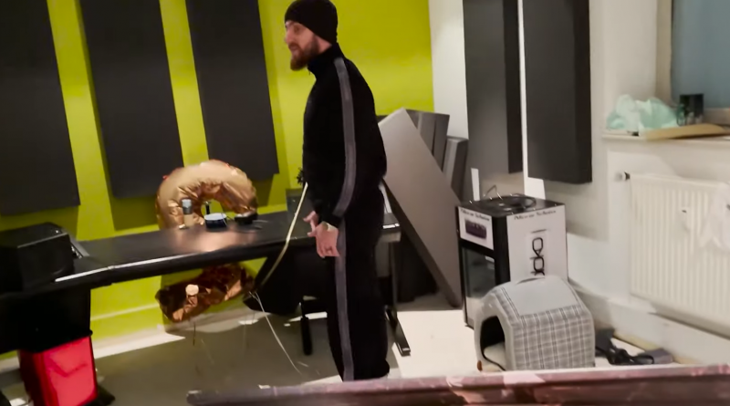 Das Studio ist total kaputt.