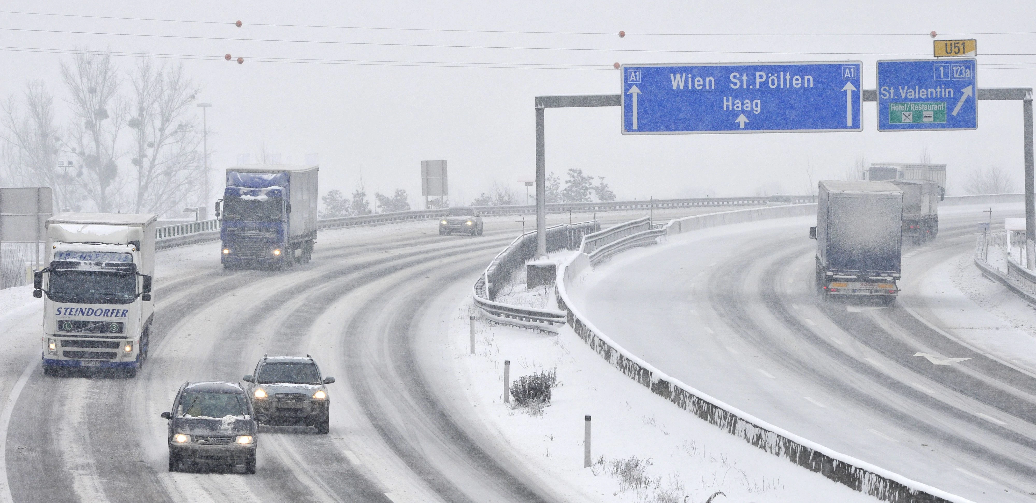 Winterliche Fahrverhältnisse auf der A1 Westautobahn bei St. Valentin (Archivfoto)