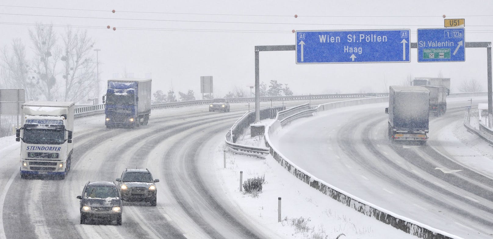 Winterliche Fahrverhältnisse auf der A1 Westautobahn bei St. Valentin (Archivfoto)