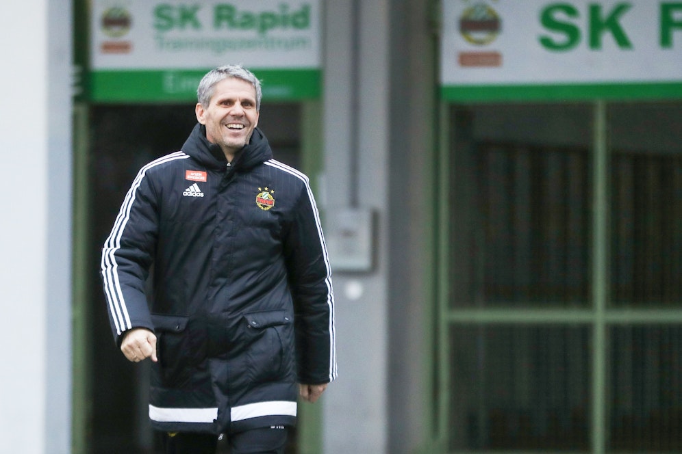 Rapid-Trainer Didi Kühbauer beim ersten Training 2021