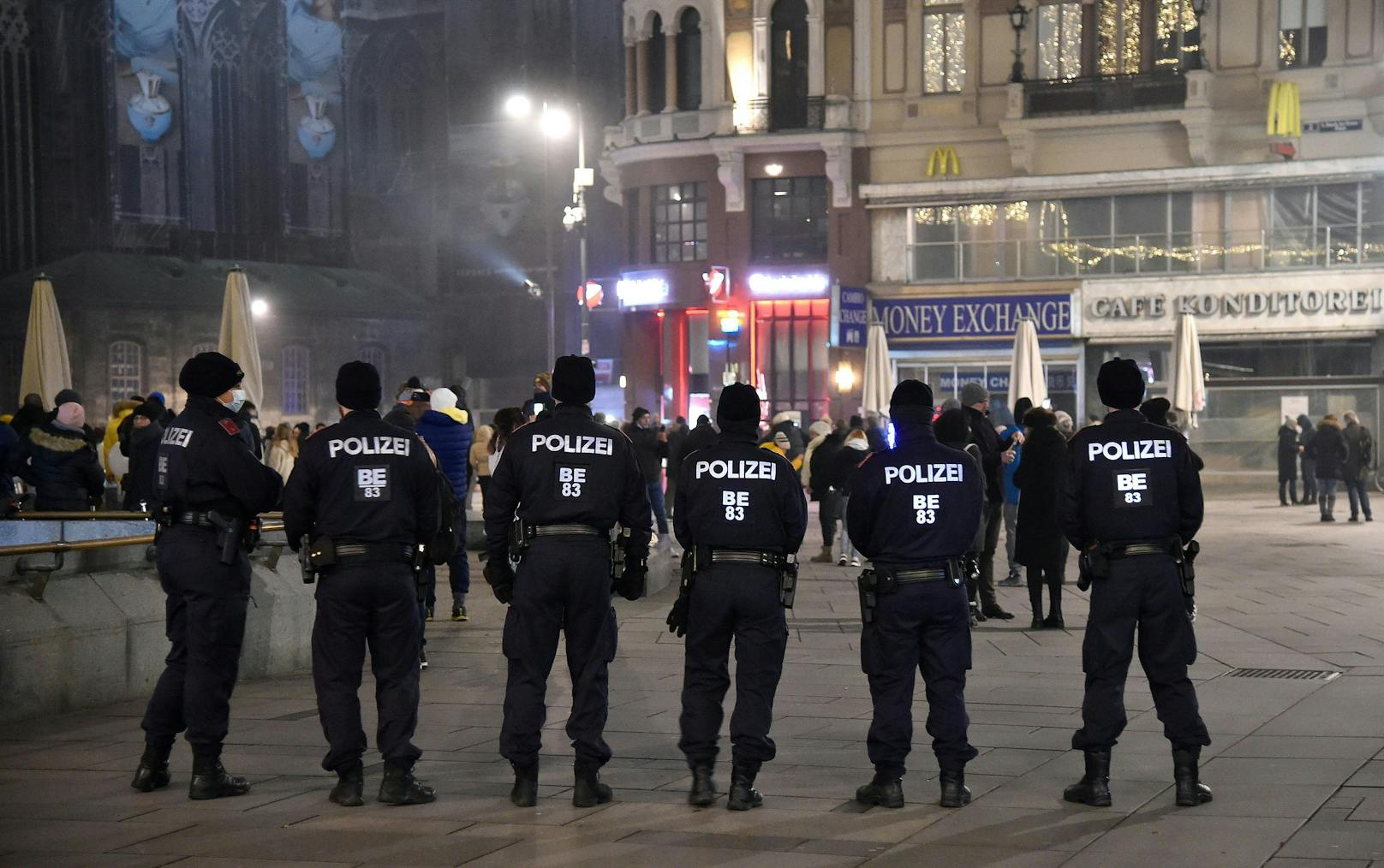 Die Polizei bei der Kontrolle der Ausgangsbeschränkungen in Wien.