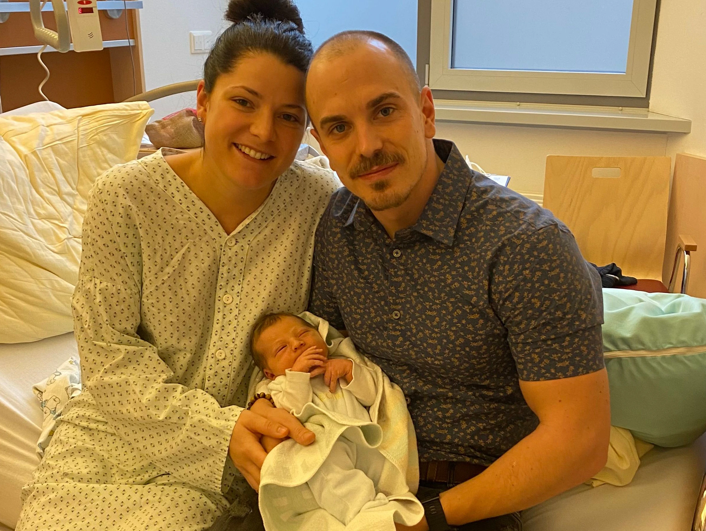 Mama Katrin Gabler und Papa Patrick Seier mit ihrem Neujahrsbaby Toni.