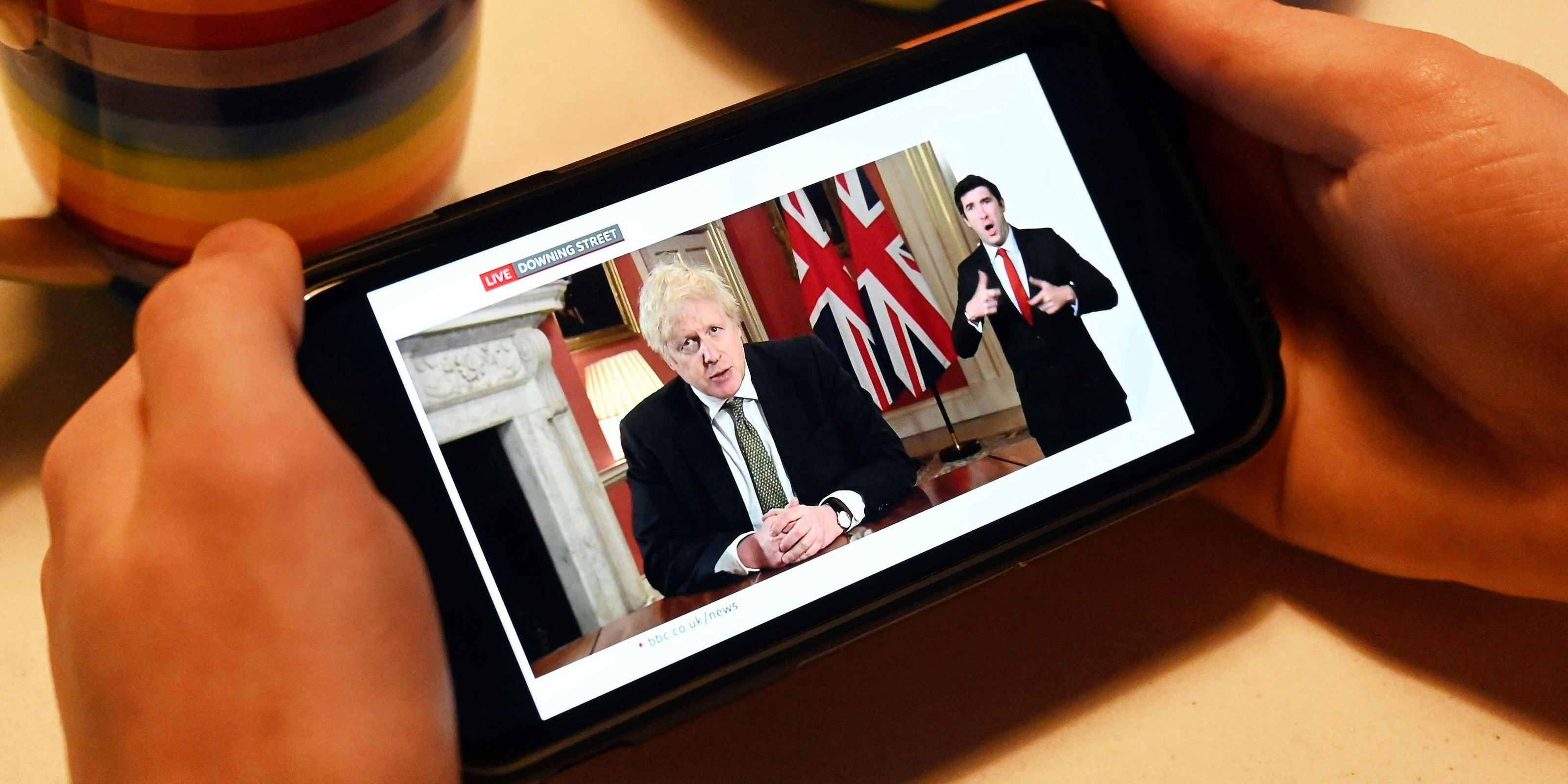 Hier verkündet der Premier Johnson am Montagabend gerade den Lockdown. 