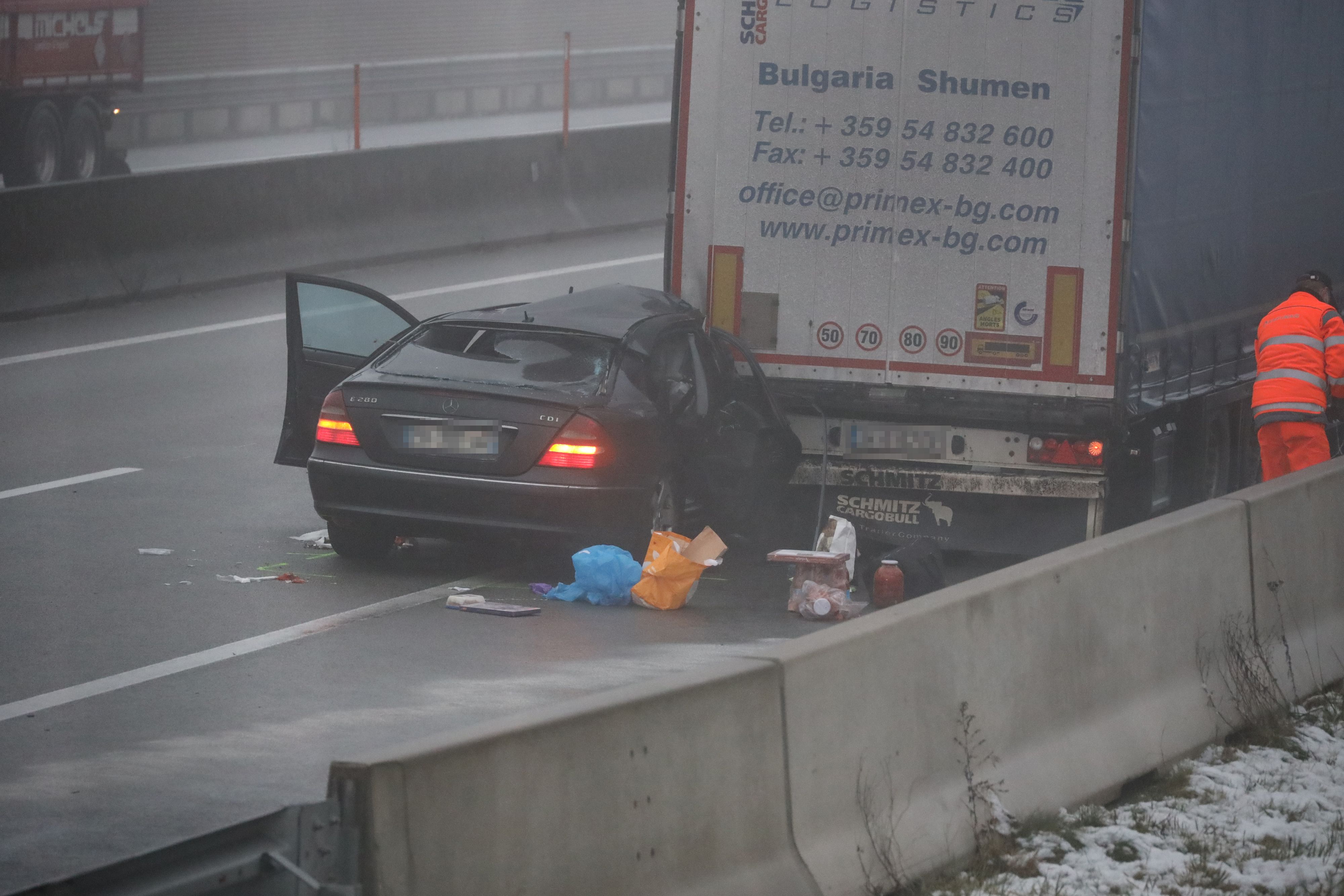 Nach dem Auffahrunfall wird das Fahrzeug rund 200 Meter von dem Lkw mitgeschleift.