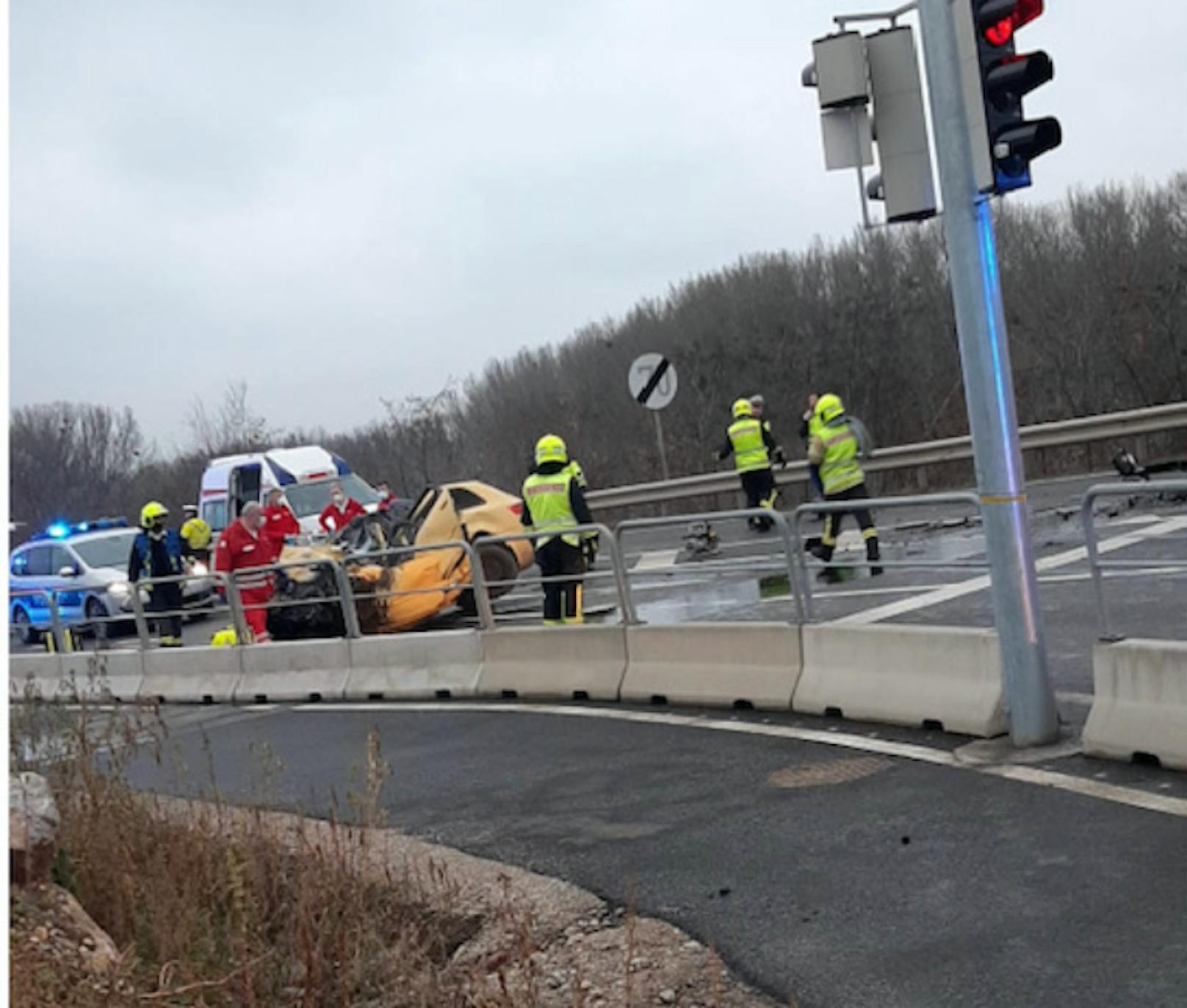 Lkw prallte gegen orangen Wagen: 2 Tote
