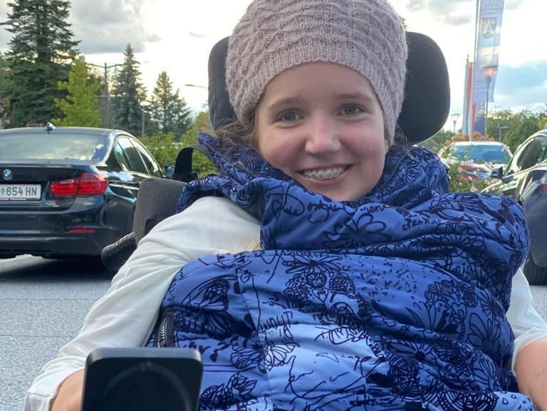 Nicole ist überglücklich, weil sie die lebensrettende Spritze erhält.