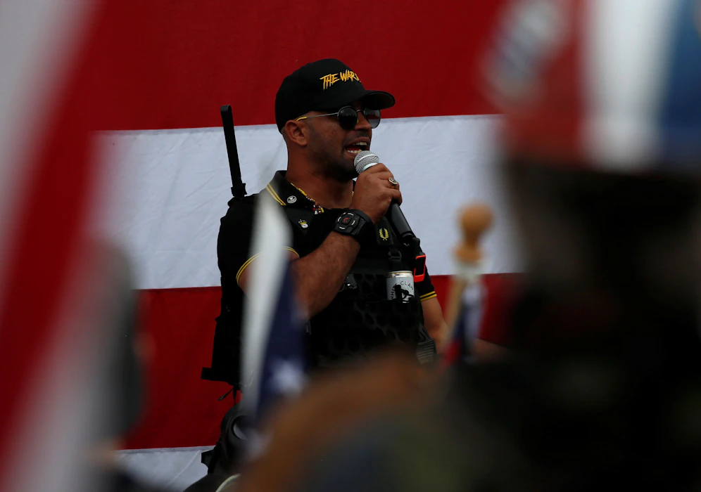 Ihm wird unter anderem die Verbrennung eines Plakats vorgeworfen: Proud-Boys-Chef Enrique Tarrio. 