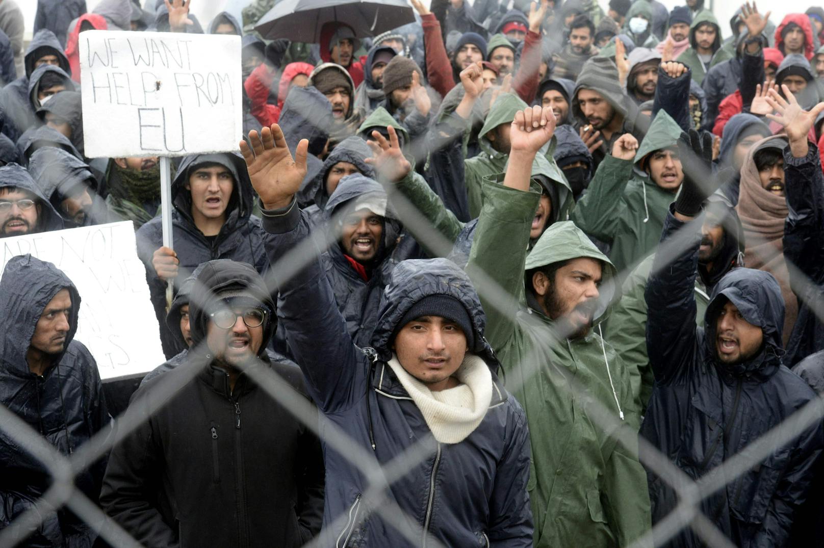 Zuletzt gab es wegen der schlechten Bedingungen Proteste von den Migranten. 