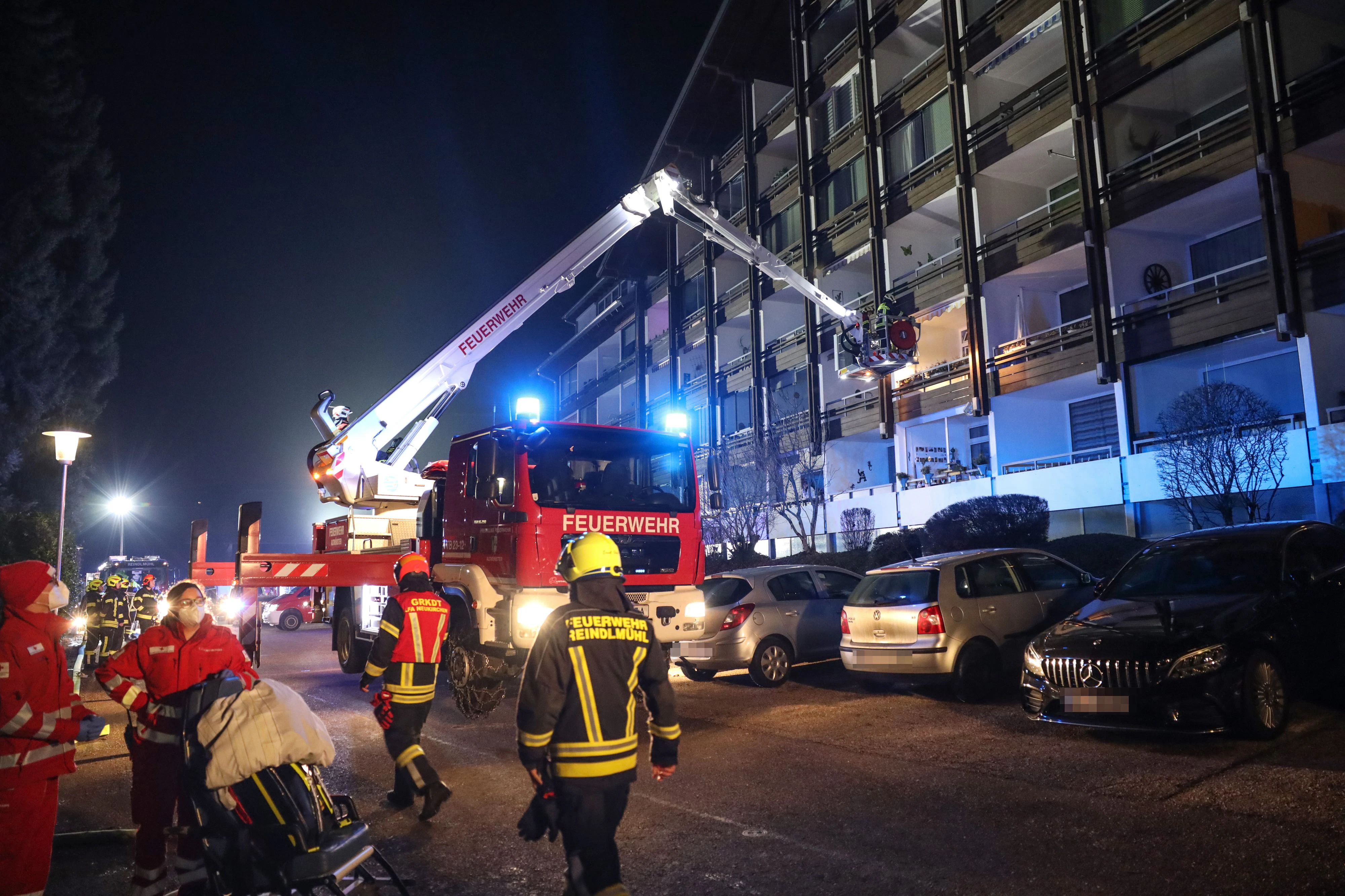 Mittels eine Drehleiter musste der schwerverletzte Mann gerettet werden.