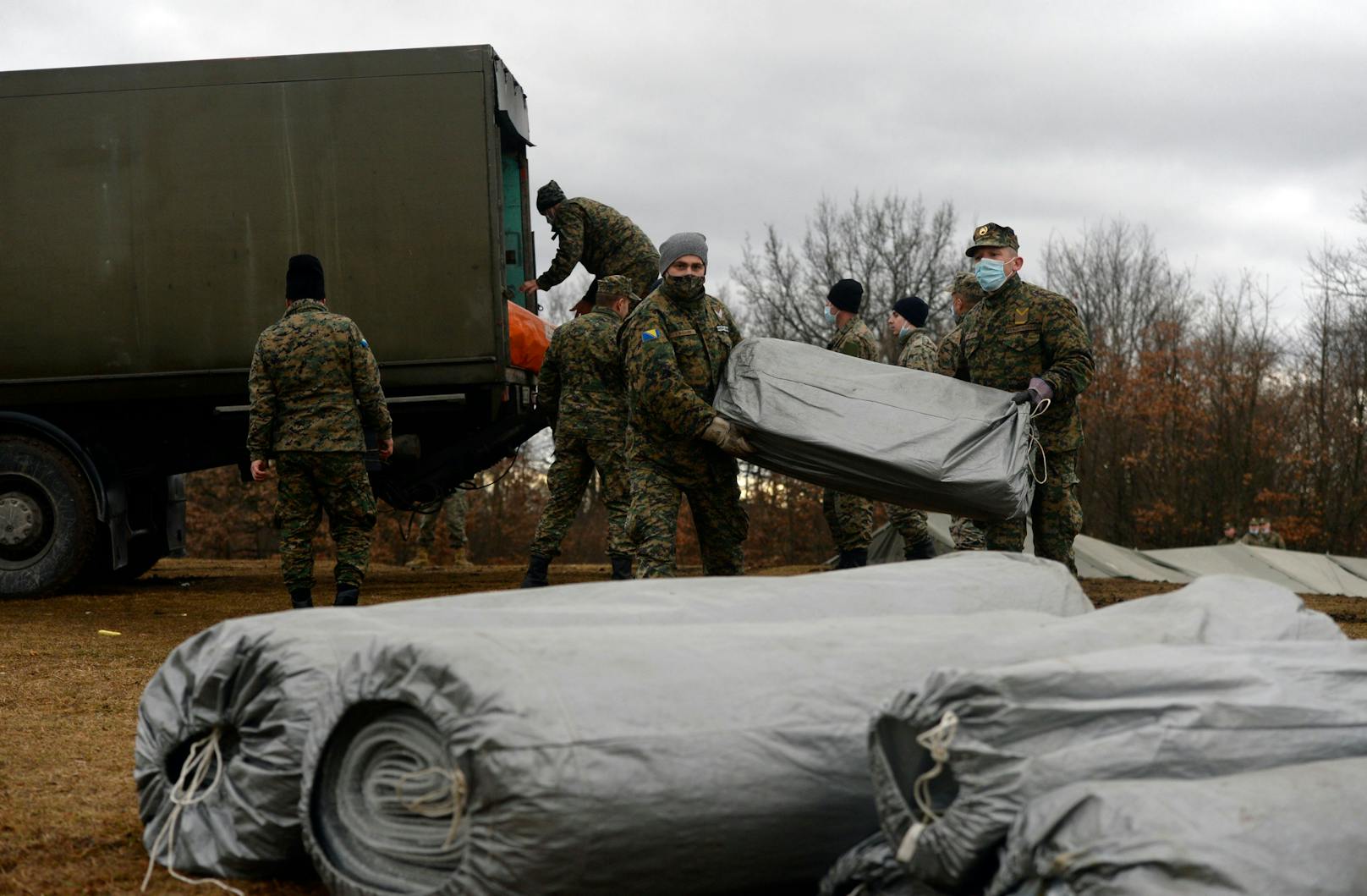 Nach der gescheiterten Verlegung in feste Unterkünfte im Landesinneren hat die bosnische Armee Ende vergangener Woche damit begonnen, im Lager Lipa Zelte aufzustellen. 