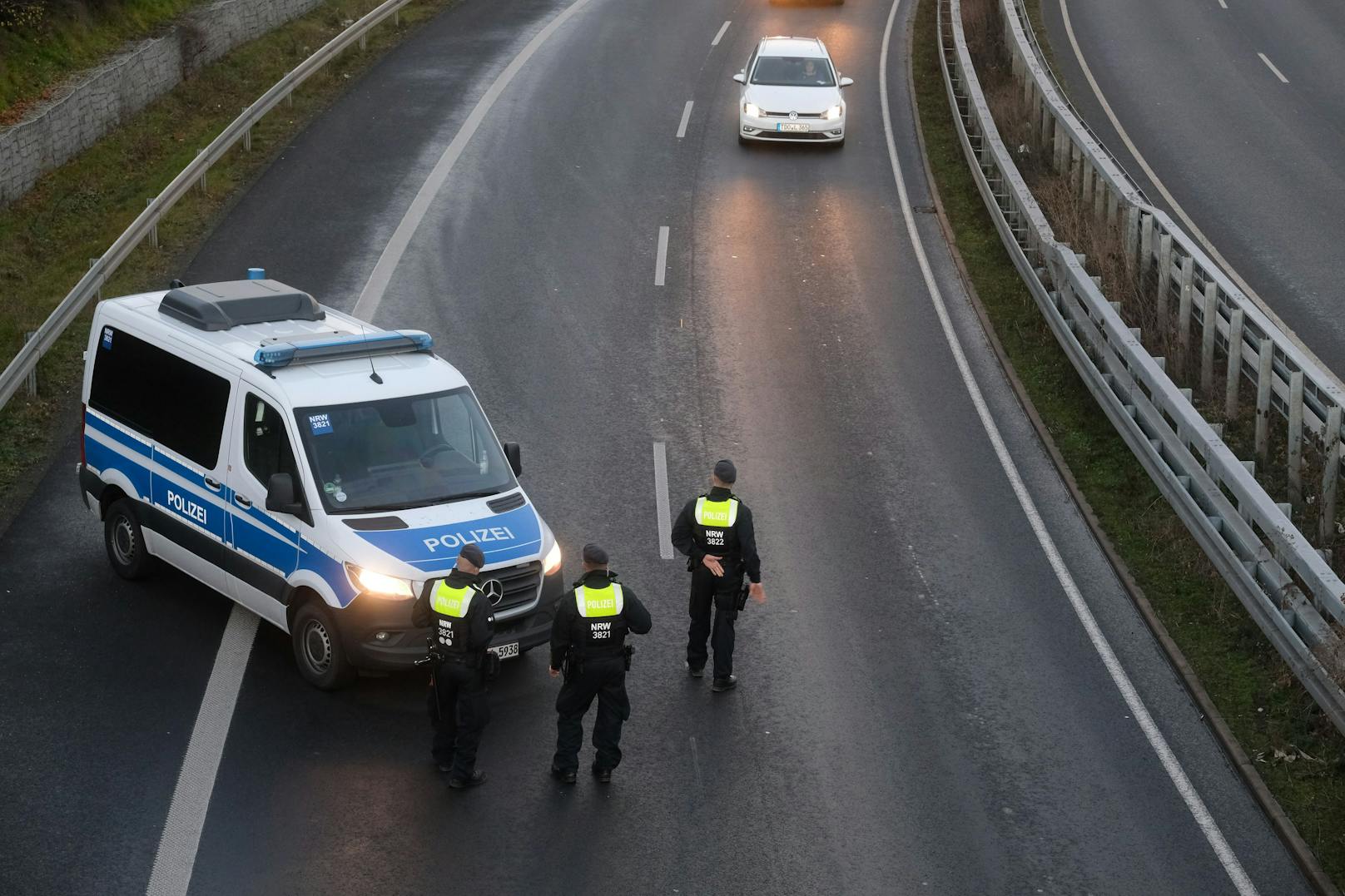 Polizei-Kontrolle in Sachsen (Archivfoto): Deutsche dürfen ab einem zu hohen Inzidenzwert nicht weiter als 15 km ihren Haushalt verlassen.