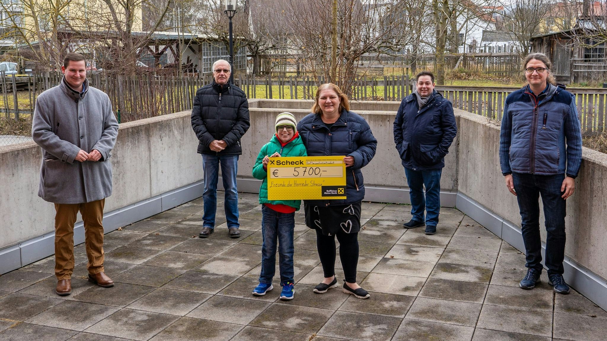 Bei der Spendenübergabe durch den Verein "Freunde der Herrieden Straße": Benjamin Steyrer, Gerhard Posch, Florian mit Mama Manuela, Stephan Herndl, Erwin Gutlederer
