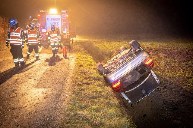 Ein Lenker kam mit seinem Pkw von der Straße ab und überschlug sich.