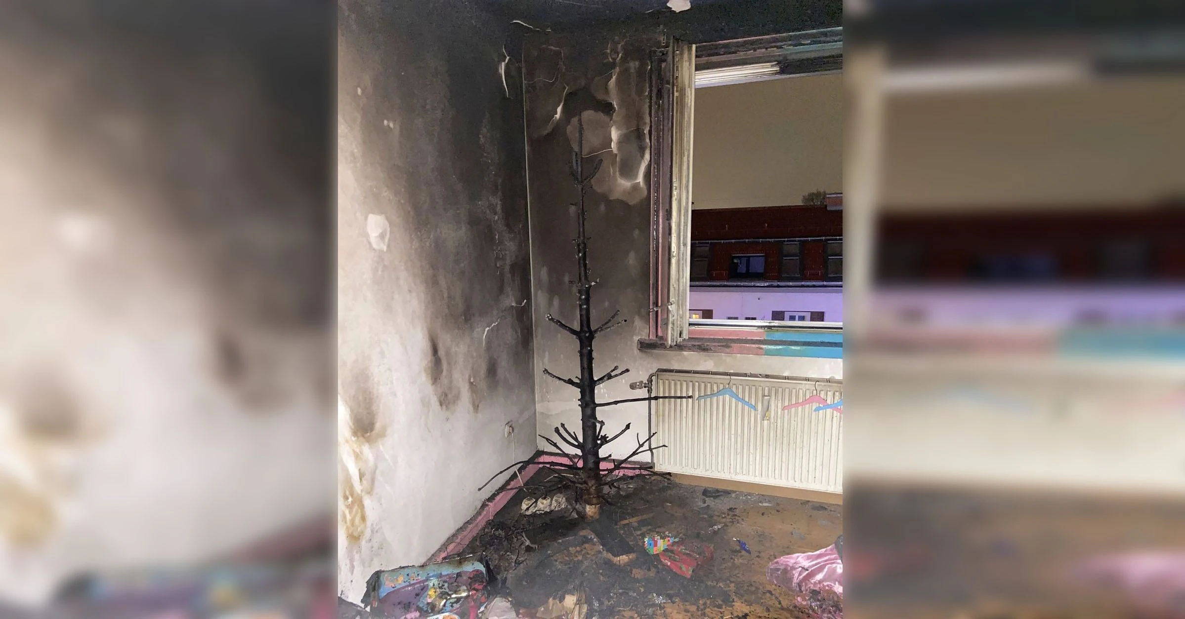 In der Wohnung fing der Christbaum an zu brennen. 