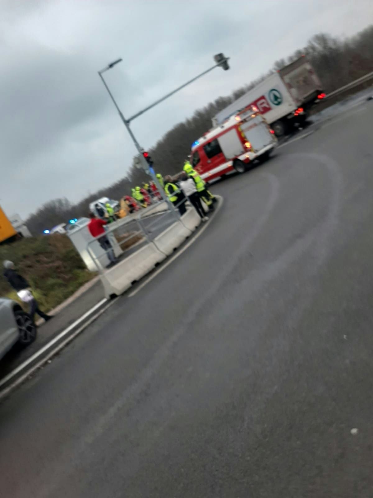 Lkw prallte gegen orangen Wagen: 2 Tote