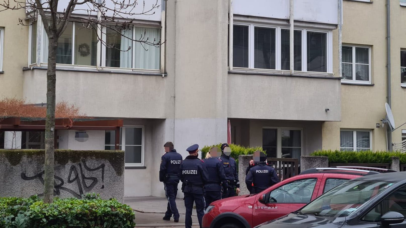 Die Polizei ist aktuell am Tatort in Wien-Hietzing vor Ort.