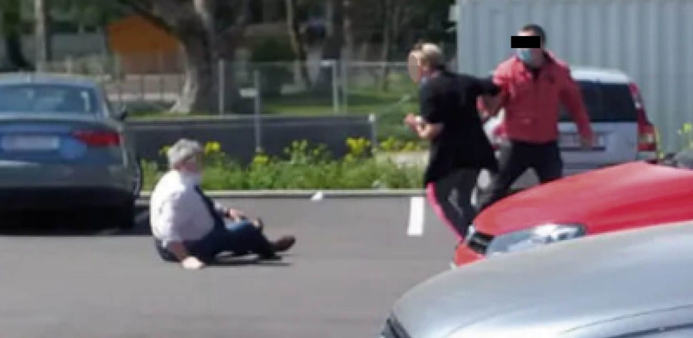 Auf einem Parkplatz bei einem Discounter in Ried schlug im April ein zunächst Unbekannter auf einen 73-Jährigen ein. Jetzt konnte ein Verdächtiger (20) ausgeforscht werden. Die Polizei veröffentlichte damals dieses Foto.
