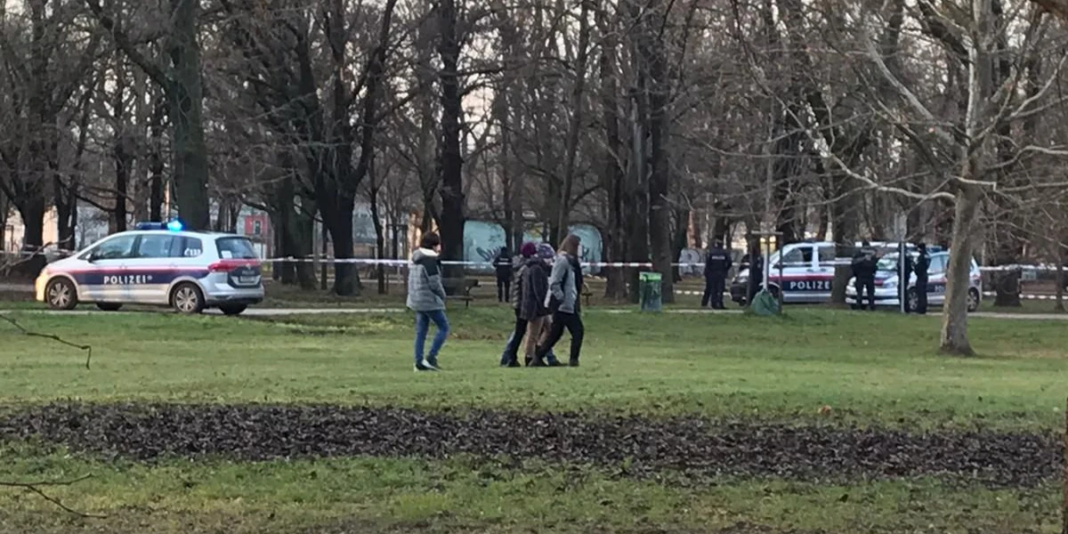 Die Wiener Polizei sicherte den Auffindungsort eines Kriegsrelikt ab.