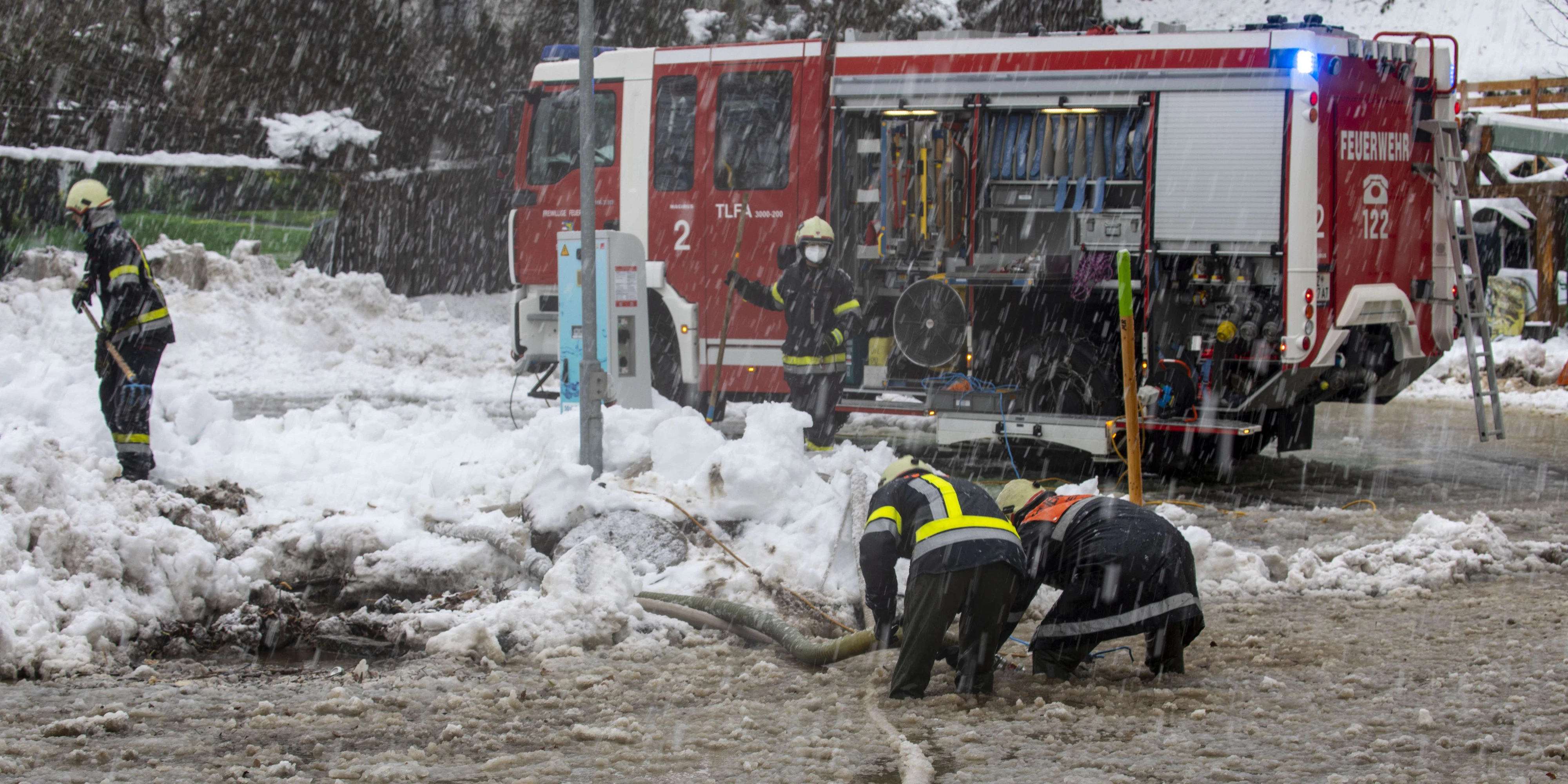 Der 27-Jährige beschwerte sich über die mangelhafte Schneeräumung beim Feuerwehrhaus.