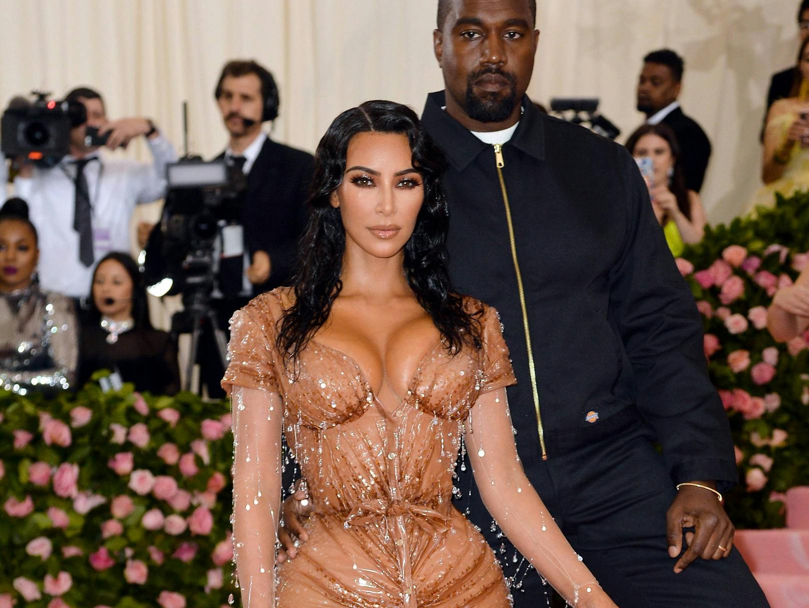 Kim Kardashians sensationeller "Wet Look" bei der MET Gala 2019 kam von Thierry Mugler. Gerüchten nach fand West das Outfit zu offenherzig. 