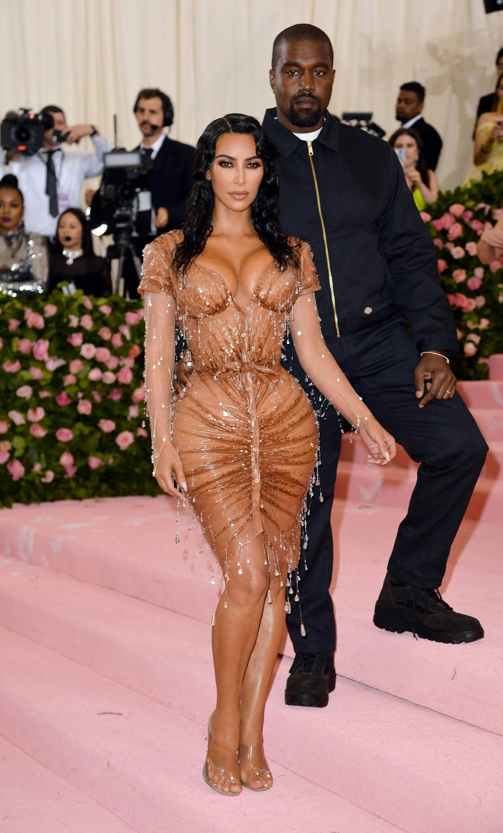 Kim Kardashians sensationeller "Wet Look" bei der MET Gala 2019 kam von Thierry Mugler. Gerüchten nach fand West das Outfit zu offenherzig. 