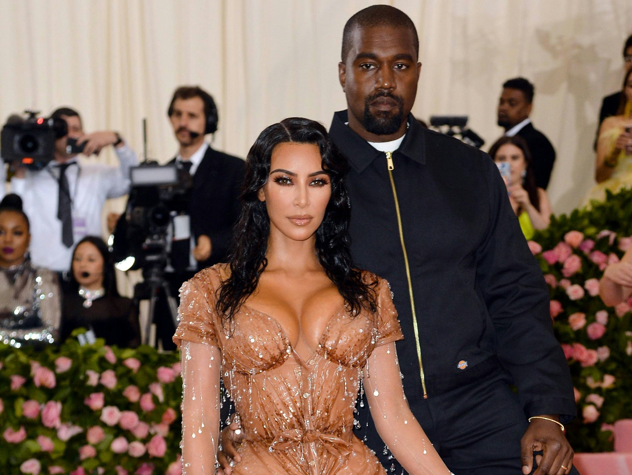 Kim Kardashians sensationeller "Wet Look" bei der MET Gala 2019 kam von Thierry Mugler. Gerüchten nach fand West das Outfit zu offenherzig. 